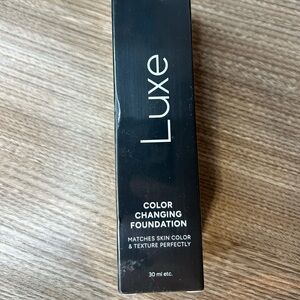 Luxe Color Changing Foundation - 02 Medium Shade